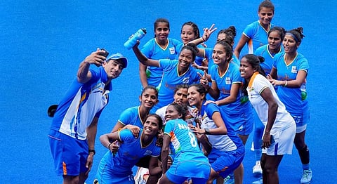 இந்திய ஹாக்கி வீராங்கனைகளின் கண்ணீரும் கொண்டாட்டமும்: உணர்வுபூர்வமான தருணங்களின் புகைப்படங்கள்