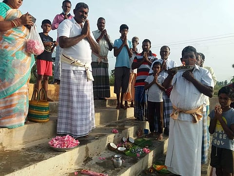 எடப்பாடி அருகே கால்வாய் நீருக்கு பூஜை செய்து வழிபாடு செய்யும் விவசாயிகள்.