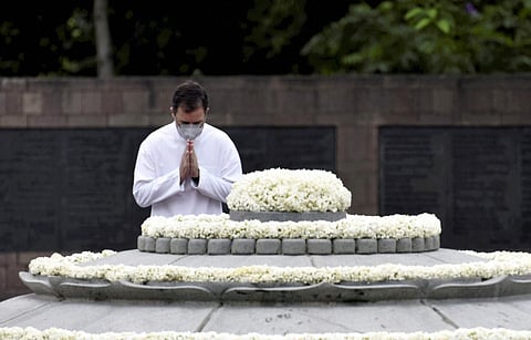 தில்லியில் ராஜீவ் காந்தி நினைவிடத்தில் ராகுல் காந்தி மலர்தூவி மரியாதை