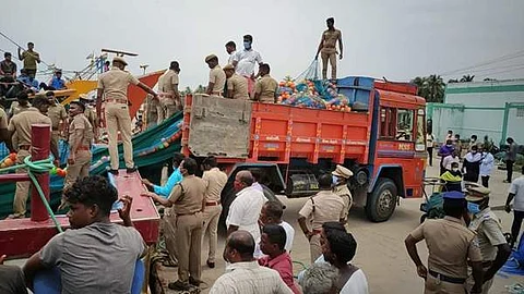 மீனவர்கள் மோதலுக்கு காரணமான விசைப்படகு மற்றும் தடைசெய்யப்பட்ட சுருக்கு மடி வலைகளை பறிமுதல் செய்யும் போலீசார்.