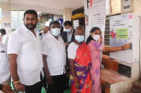 திருவள்ளூர் அருகே பேருந்து நிறுத்தத்தில் நவீன தானியங்கி மூலம் முகக்கவசம் வழங்கும் இயந்திரம் தொடங்கி வைக்கப்பட்டது.