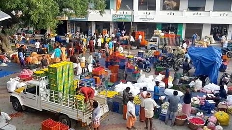 ஓணம் பண்டிகை: தோவாளை பூச்சந்தையில் பூக்கள் விலை உயா்வு மல்லிகை ரூ.1,200-க்கு விற்பனை