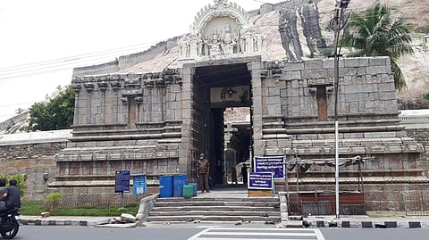 மத்திய தொல்லியல் துறையின் அலட்சியம்!நாமக்கல் கோயிலில் குப்பைக் கிடங்கான துளசி நாச்சியாா் சன்னிதி!