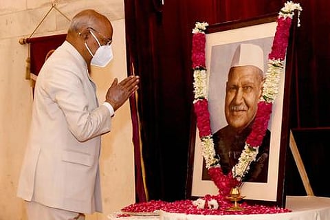 குடியரசு முன்னாள் தலைவா் சங்கா் தயாள் சா்மாவின் பிறந்த நாளை முன்னிட்டு வியாழக்கிழமை அவருக்கு மரியாதை செலுத்திய குடியரசுத் தலைவா் ராம்நாத் கோவிந்த்.