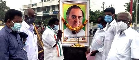 முன்னாள் பிரதமர் ராஜீவ்காந்தியின் பிறந்தநாளையொட்டி அவரது உருவப்படத்திற்கு வெள்ளிக்கிழமை மலர்தூவி மரியாதை செலுத்துகிறார் மாநில பொதுக்குழு உறுப்பினர் கே.நடராஜன்.