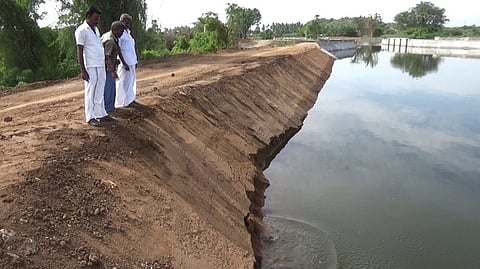 கீழ்பவானி வாய்க்கால் கரையில் மண் அரிப்பு:கரை உடைவதற்கு முன் சீரமைக்கக் கோரிக்கை