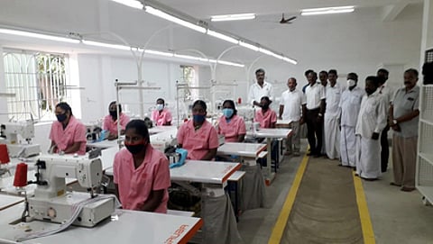 வேதாரண்யம் அருகே கத்தரிப்புலத்தில் ஆயத்த ஆடை வடிவமைக்கும் பணி தொடக்க நிகழ்ச்சியில் பங்கேற்றோா்.