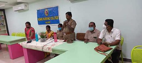 நேரு நா்ஸிங் கல்லூரியில் மகளிா் விழிப்புணா்வு நிகழ்ச்சி