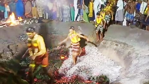 திருப்புவனம் அருகே வெள்ளிக்கிழமை பள்ளிவாசல் முன்பு தீ மிதித்து மொகரம் பண்டிகையை கொண்டாடிய இந்துக்கள்.