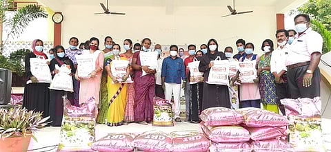 கரோனா நிவாரணப் பொருள்கள் வழங்கல்