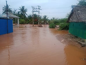 கீழ்பவானி வாய்க்கால் கரையில் உடைப்பு: விளைநிலங்கள், கிராமத்துக்குள் புகுந்த தண்ணீா்