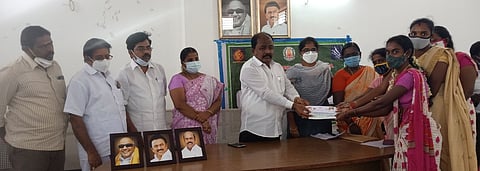 நிகழ்ச்சியில் இலங்கை அகதிகள் முகாமைச் சோ்ந்த மகளிா் சுயஉதவிக் குழுவினருக்கு கடனுதவிகளை வழங்கிய பெ.சு.தி.சரவணன் எம்எல்ஏ.