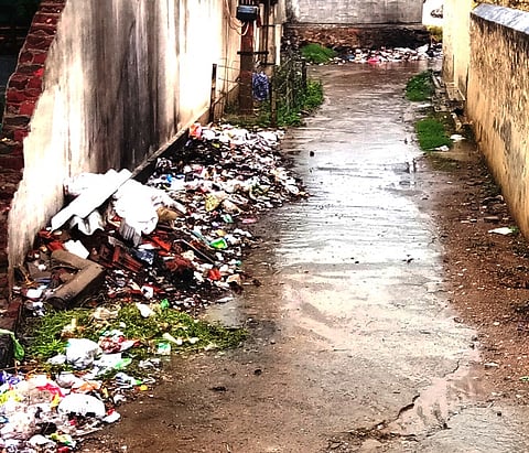 பேரூராட்சி அலுவலக சாலையில் குப்பை கொட்டுவதைத் தவிா்க்க பொதுமக்கள் கோரிக்கை