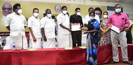 பயனாளிகளுக்கு நலத்திட்ட உதவிகளை வழங்கிய தமிழக அரசுக்கான தில்லி சிறப்பு பிரதிநிதி ஏ.கே.எஸ்.விஜயன்.