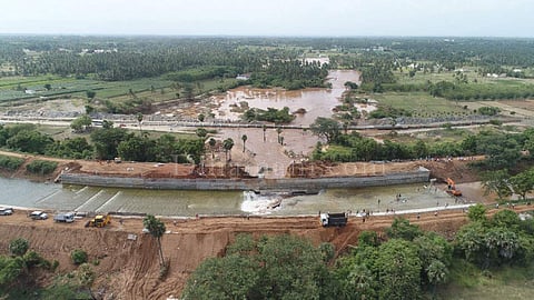கீழ்பவானி வாய்க்கால் உடைப்பை சரி செய்யும் பணி தீவிரம்
