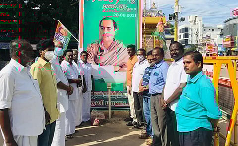 போடியில், முன்னாள் பிரதமா் ராஜீவ்காந்தியின் உருவப் படத்துக்கு வெள்ளிக்கிழமை மரியாதை செலுத்திய காங்கிரஸ் கட்சியினா்.