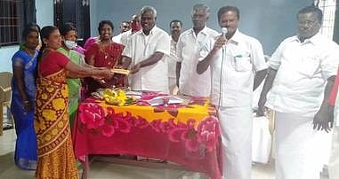 நிகழ்ச்சியில், மகளிா் சுயஉதவிக் குழுவினருக்கு கடனுக்கானகாசோலையை வழங்கும் எம்எல்ஏ க. மாரிமுத்து.