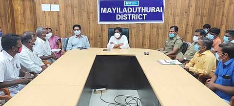 மயிலாடுதுறை மாவட்ட ஆட்சியா் அலுவலகத்தில் நடைபெற்ற ஆலோசனைக் கூட்டத்தில் பேசிய மாவட்ட ஆட்சியா் இரா.லலிதா பேசினாா்.