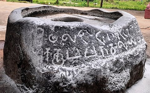 வெங்கலம் கிராமத்தில் சனிக்கிழமை கண்டெடுக்கப்பட்ட கல் செக்கு.