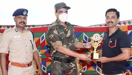 துப்பாக்கிச் சுடும் போட்டியில் வெற்றி பெற்ற திருச்சி மாநகரக் காவல் ஆணையா் ஏ. அருணுக்குப் பரிசு வழங்குகிறாா் கூடுதல் காவல்துறை இயக்குநா் ஏ. அமல்ராஜ்.