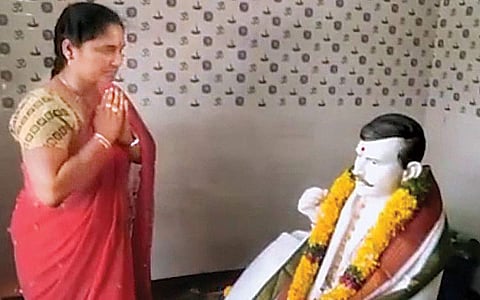 கணவருக்கு கோயில்