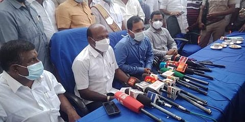 காரைக்குடியில் செய்தியாளர்களுக்கு பேட்டி அளிக்கும் மக்கள் நல்வாழ்வுத்துறை அமைச்சர் மா. சுப்பிரமணியன்.