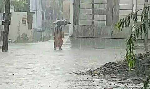 அருப்புக்கோட்டை புளியம்பட்டியில் திங்கள்கிழமை பிற்பகலில் பெய்த மழை.