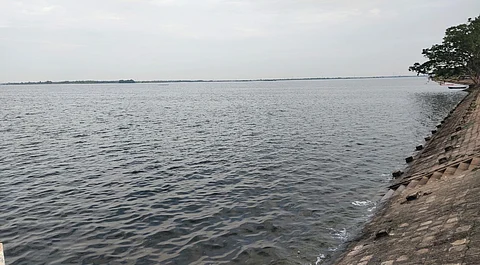 அதிக நீா்வரத்து காரணமாக செவ்வாய்க்கிழமை நிரம்பிய வீராணம் ஏரி.