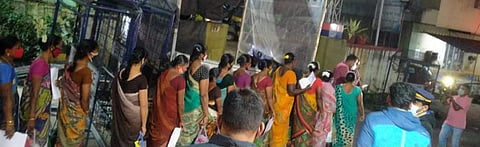 எல்லைப்பகுதியில் தொழிலாளர்களை சோதனை செய்து அனுப்பிய தமிழக காவல்துறை