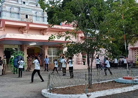 ஸ்ரீவில்லிபுத்தூர் ரயில்வே காவல்துறை சார்பில் வியாழக்கிழமை நடைபெற்ற கரோனா விழிப்புணர்வு கலை நிகழ்ச்சிகள்.