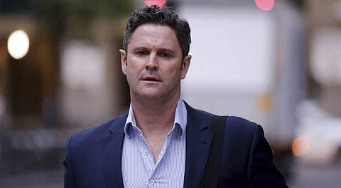 முன்னாள் வீரர் கிறிஸ் கேர்ன்ஸ் கால்கள் பக்கவாதத்தால் செயலிழப்பு