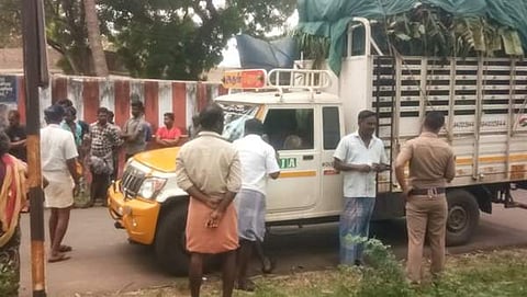 மாரடைப்பால் மரணம் அடைந்த ஓட்டுநர் காசிம் ஓட்டி வந்த சரக்கு வாகனம்.