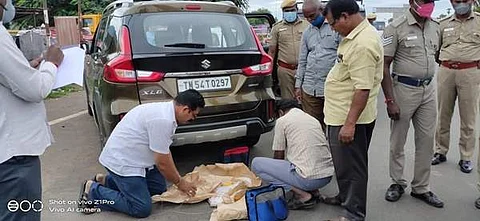 போலீசார் நடத்திய திடீர் சோதனையில் பறிமுதல் செய்யப்பட்ட வெள்ளிப் பொருள்கள்.