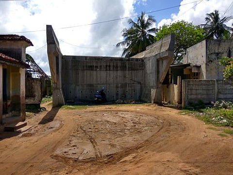 திருமுல்லைவாசல்- கீழமூவா்க்கரை இடையே உப்பனாற்றின் குறுக்கே கட்டப்பட்டுள்ள பாலம். (வலது) சாலையோடு இணைக்கப்படாத பாலத்தின் ஒருபகுதி.