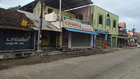 சுவாமிமலையில் அடைக்கப்பட்டுள்ள கடைகள்.