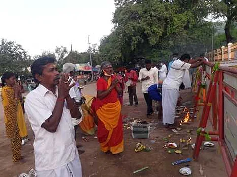 பண்ணாரி அம்மன் கோயில் வளாகத்தில் கற்பூரம் ஏற்றி வழிபடும் பக்தா்கள்.