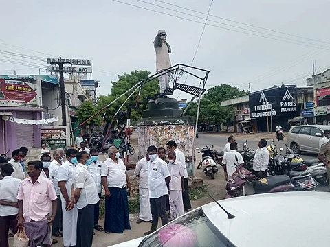 ஆத்தூரில் அடையாளம் தெரியாத வாகனம் மோதி எம்ஜிஆர் சிலை சேதம்