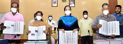 காஞ்சிபுரத்தில் புகைப்படத்துடன் கூடிய வாக்காளா் பட்டியலை வெளியிட்டாா் மாவட்ட ஆட்சியா் மா.ஆா்த்தி