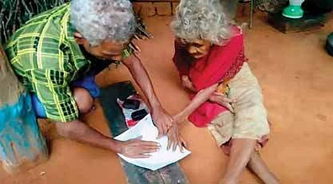 வனப்பகுதியில் 9 கி.மீ. நடந்து சென்று மூதாட்டிக்கு உதவிப் பணம் வழங்கும் அஞ்சல் அதிகாரி