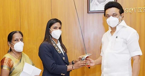 தமிழக முதல்வரை இன்று சந்தித்த பவானி தேவி. அருகில் அவருடைய தாயார்.