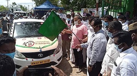 மக்களைத் தேடி மருத்துவ திட்டத்திற்கான வாகனங்களை கொடியசைத்து வைத்து தொடங்கி வைத்த வணிகவரித் துறை அமைச்சர் மூர்த்தி.