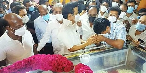 மதுசூதனின் உடலுக்கு நேரில் அஞ்சலி செலுத்தும் முதல்வர் மு.க. ஸ்டாலின்.