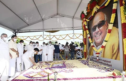 மெரினாவில் உள்ள கருணாநிதி நினைவிடத்தில் முதல்வர் மு.க.ஸ்டாலின் மலர் தூவி மரியாதை செலுத்தினார்.