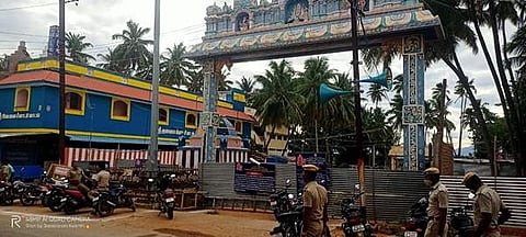 குச்சனூர் அருள்மிகு சனீஸ்வரர் திருக்கோயில் நுழைவு வாயிலில் பாதுகாப்பு பணியில் ஈடுபட்டுள்ள போலீசார்.