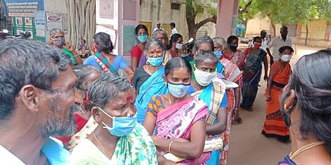 திருப்புவனம் ஊராட்சி ஒன்றிய அலுவலகத்தை முற்றுகையிட்ட எம். பறையன்குளம் கிராமத்தைச் சேர்ந்த மகளிர் குழு பெண்கள்.