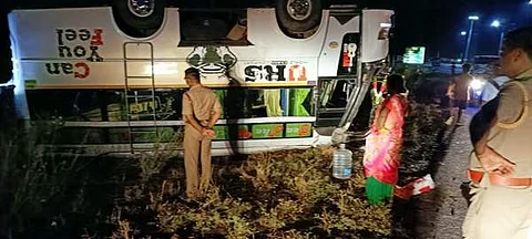 அருப்புக்கோட்டை அருகே பாளையம்பட்டி 4 வழிச் சாலை சந்திப்பில் ஞாயிற்றுக்கிழமை அதிகாலை ஓட்டுநரின் கட்டுப்பாட்டை இழந்து சாலையோரம் கவிழ்ந்து விபத்திற்குள்ளான வேன்.