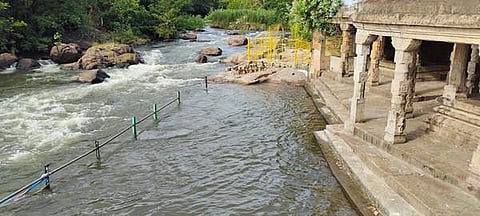பக்தர்களின்றி காணப்படும் பாபநாசம் கோவில் படித்துறை