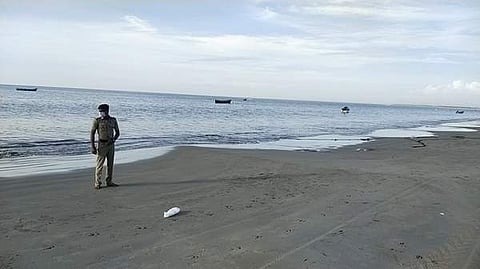 கடல் பகுதியில் பாதுகாப்பு பணியில் ஈடுபட்டு வரும் போலீசார்