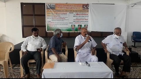 விழிப்புணா்வுக் கூட்டத்தில் பேசினாா் விவேகானந்தன்.