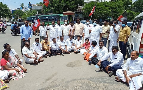 சிதம்பரத்தில் சாலை மறியலில் ஈடுபட்ட அதிமுகவினா்.